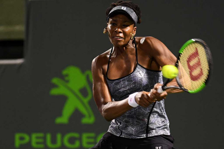 Venus Williams berusaha mengembalikan bola ke arah Konta.