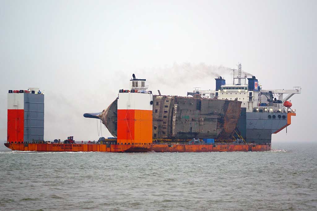 Kapal semi-selam berlayar membawa bangkai kapal feri Sewol di lepas pantai barat daya Pulau Jindo, Korsel, Jumat (31/3/2017). 