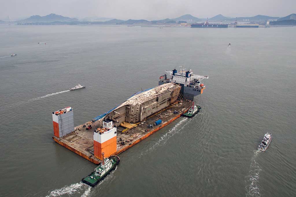 Butuh waktu sekitar delapan jam untuk membawa bangkai kapal seberat sekitar 6.800 ton tersebut dari lokasi tenggelam ke Pelabuhan Mokpo.