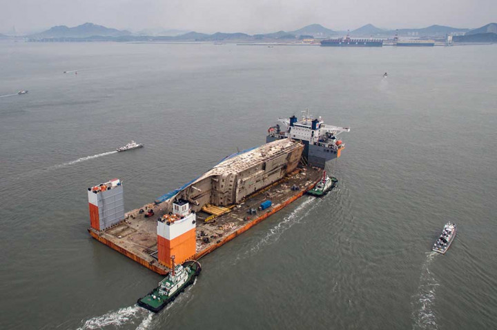 Butuh waktu sekitar delapan jam untuk membawa bangkai kapal seberat sekitar 6.800 ton tersebut dari lokasi tenggelam ke Pelabuhan Mokpo.