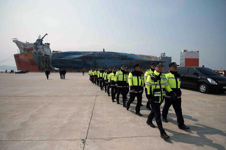 Setelah tiba di Pelabuhan Mokpo, Sewol akan dibersihkan, kemudian petugas akan mencari sembilan jenazah korban yang belum ditemukan serta menyelidiki penyebab tenggelamnya kapal tersebut. Sewol tenggelam pada 16 April 2014 dan menewaskan 304 orang.