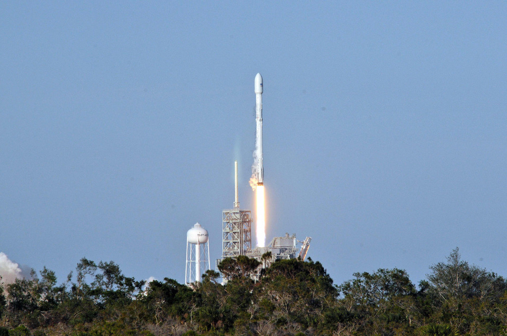 Roket Space X's Falcon 9 yang membawa satelit komuniasi SES meluncur ke luar angkasa dari pusat peluncuran Kennedy Space Center, Florida, Kamis (30/3/2017) pukul 18.27 waktu setempat.