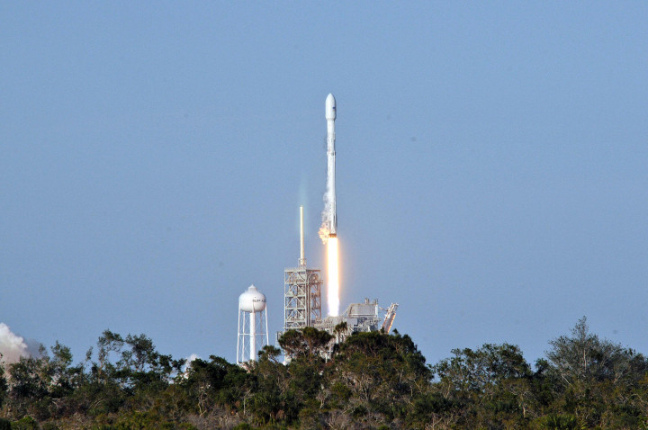 Roket Space X's Falcon 9 yang membawa satelit komuniasi SES meluncur ke luar angkasa dari pusat peluncuran Kennedy Space Center, Florida, Kamis (30/3/2017) pukul 18.27 waktu setempat.