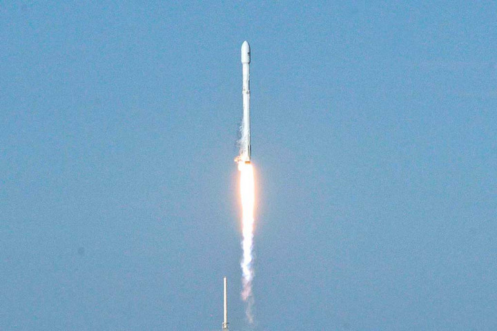 SpaceX membuat sejarah baru setelah meluncurkan roket daur ulang pertama ke luar angkasa.