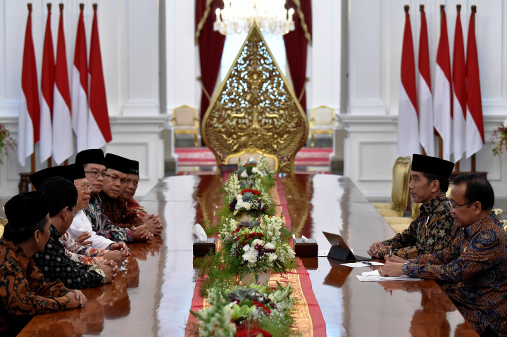 Presiden Joko Widodo didampingi Mensesneg Pratikno. Rombongan MUI dipimpin Ketum (MUI) KH Ma'ruf Amin dan Ketua Pelaksana Kongres Ekonomi Umat Lukmanul Hakim.