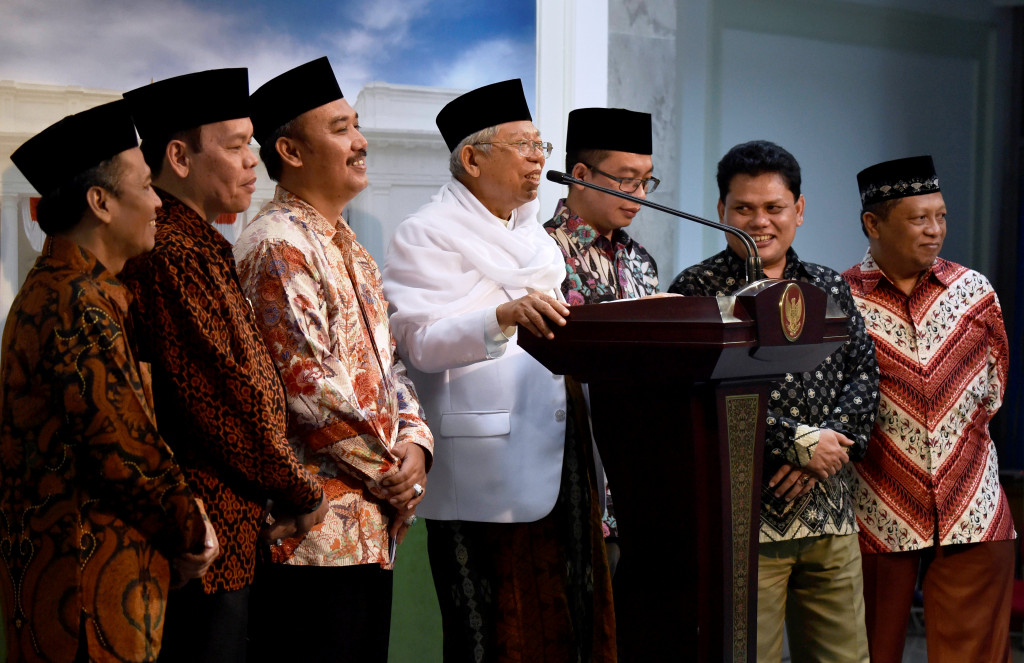 Usai pertemuan, pimpinan MUI menyampaikan keterangannya kepada wartawan di Kantor Presiden, Jl Veteran, Jakarta. Kongres Ekonomi Umat mengambil tema Arus Baru Ekonomi Indonesia. 