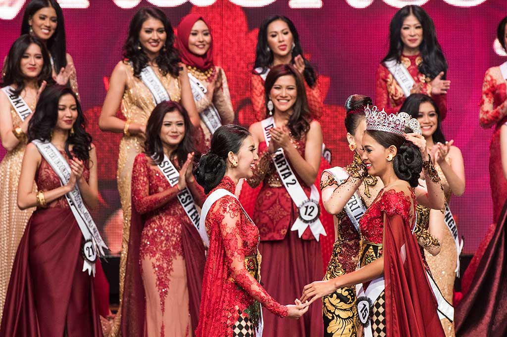 Bunga Jelita Ibrani (kanan) menerima mahkota Putri Indonesia 2017 disaksikan Kevin Liliana dari Jawa Barat (kiri) saat dinobatkan sebagai Putri Indonesia 2017 dalam malam final Puteri Indonesia 2017 di Jakarta Convention Center (JCC), Senayan, Jakarta, Sabtu (1/4). ANTARA/M Agung Rajasa