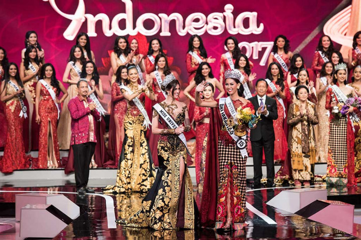 Bunga Jelita Ibrani didampingi Miss Universe 2016 Iris Mittenaere melambaikan tangan seusai dinobatkan sebagai Putri Indonesia 2017. ANTARA/M Agung Rajasa