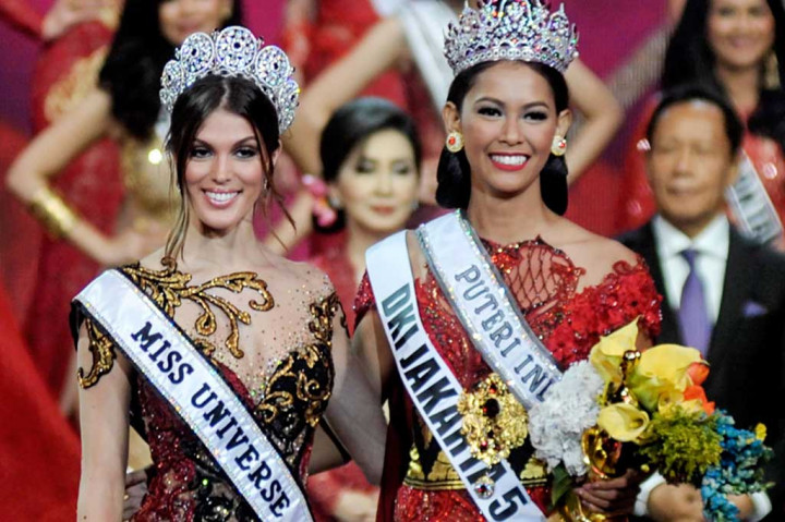 Bunga Jelita Ibrani berfoto bersama Miss Universe 2016 Iris Mittenaere. AFP/Azqa Harun