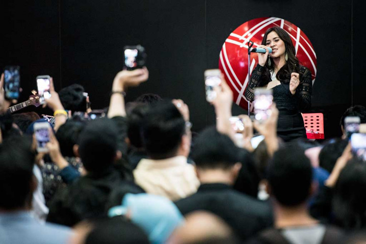 Raisa berpesan untuk tidak takut berinvestasi saham. 