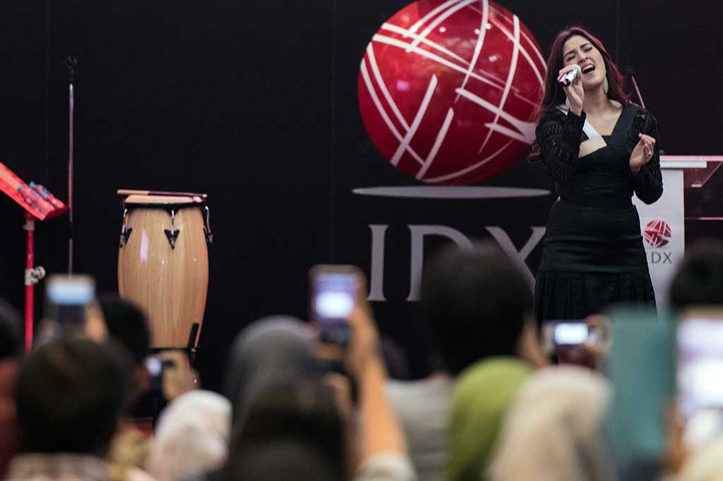 Raisa menghibur pengunjung saat 'stock sound' penutupan perdagangan BEI, Jakarta.