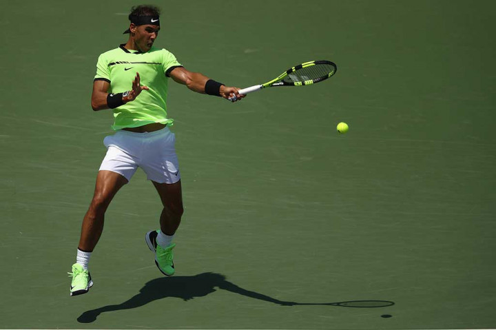 Petenis Spanyol Rafael Nadal melancarkan smes ke arah Fagio Fognini (Italia) pada laga semifinal Miami Open di Crandon Park Tennis Center, Key Biscayne, Florida, Jumat (31/3/2017) waktu setempat.