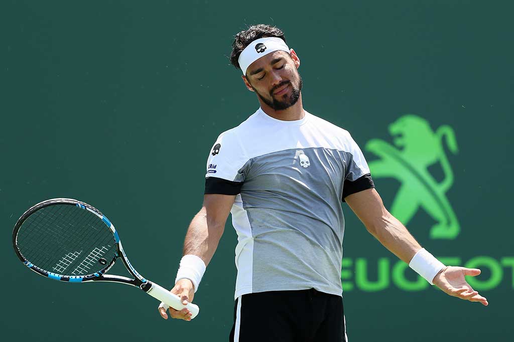 Fognini kecewa setelah tidak mampu menjangkau bola dari Nadal.
