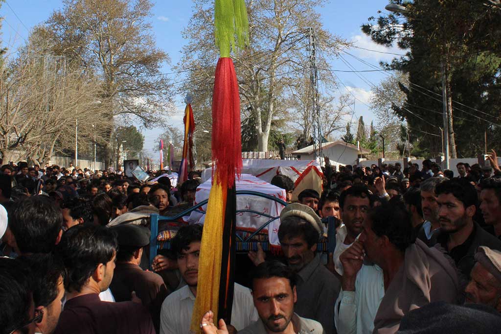 Para pelayat menggotong peti jenazah korban serangan bom di Parachinar.