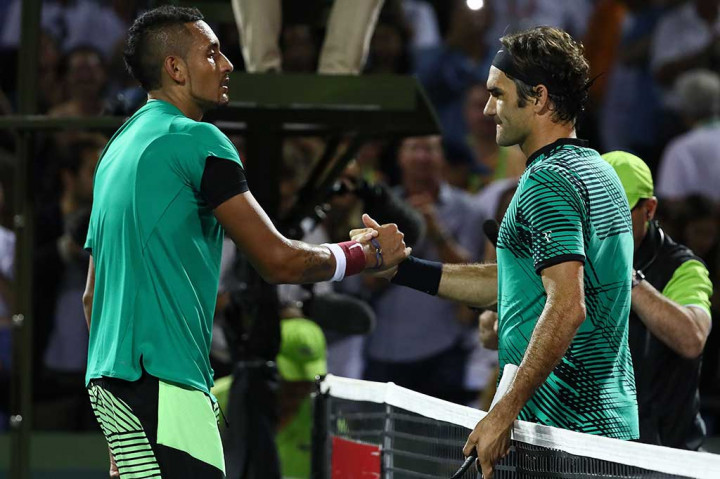 Federer mendapat ucapan selamat dari Kyrgios.