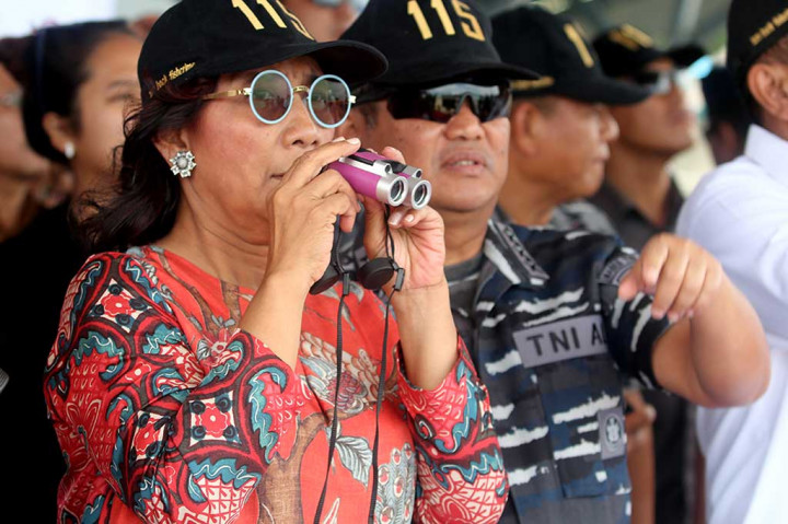 Menteri Kelautan dan Perikanan selaku Komandan Satuan Tugas Pemberantasan Penangkapan Ikan Secara Ilegal (Satgas 115) Susi Pudjiastuti didampingi Wakil KSAL Laksdya Achmad Taufiqoerrochman memantau proses penenggelaman kapal pelaku pencurian ikan KM SINO 26 dan KM SINO 35 di perairan Desa Morela, Pulau Ambon, Kabupaten Maluku Tengah, Maluku, Sabtu (1/4). ANTARA/Izaac Mulyawan