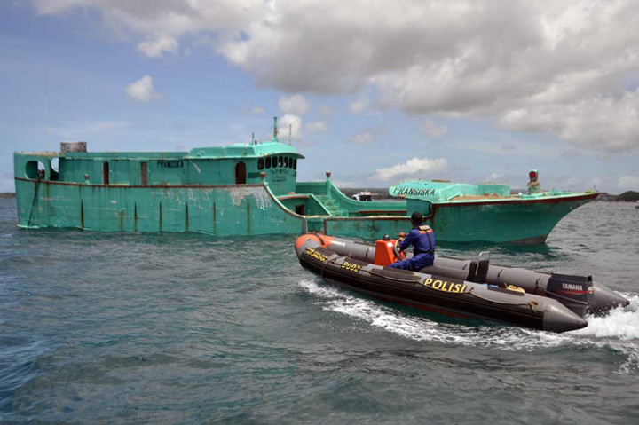 Petugas memantau proses penenggelaman kapal pelaku 'illegal fishing' yang dilubangi dan diberi pemberat di perairan Tanjung Benoa, Badung, Bali. ANTARA/Fikri Yusuf