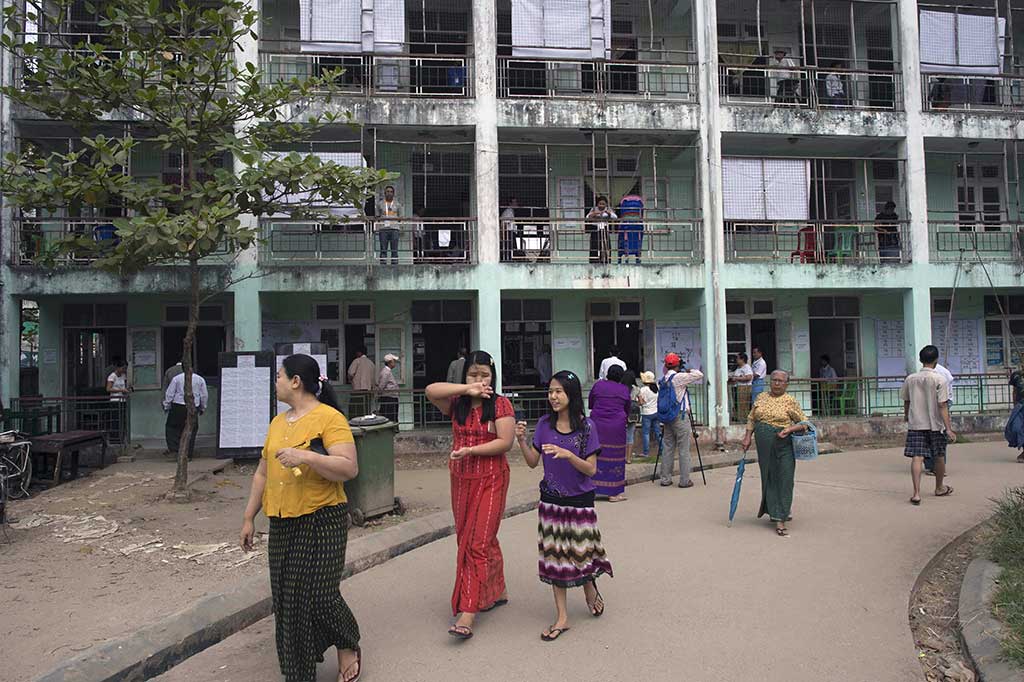 Para pemilih meninggalkan tempat pemungutan suara usai memberi suara mereka di Dagon Seikkan, Yangon. Warga yang berhak memilih pada Pemilu sela Myanmar sebanyak dua juta orang.