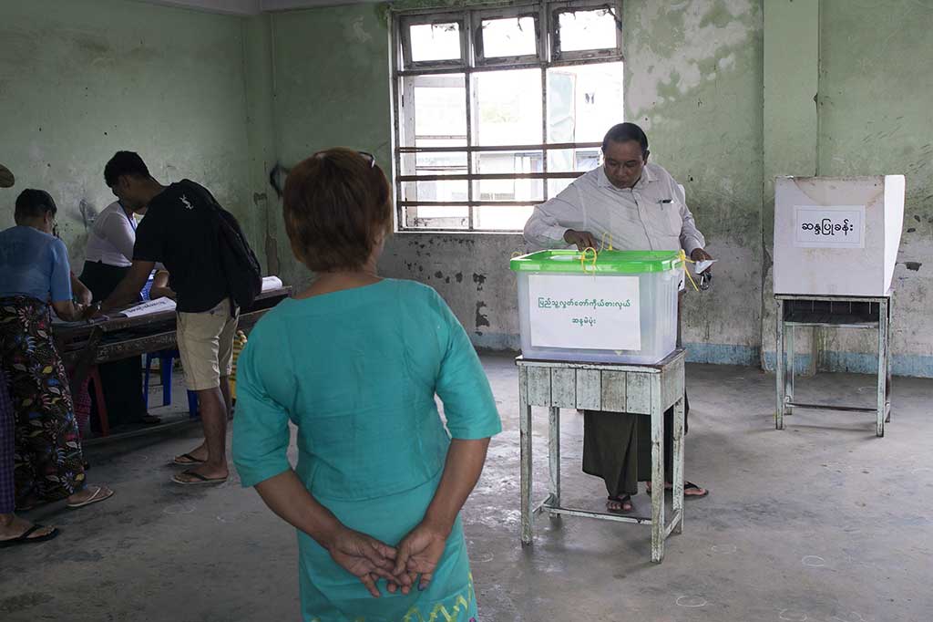 Sebanyak 94 calon, termasuk 16 perempuan, bersaing untuk memperebutkan 19 kursi kosong di parlemen di 22 kota praja di delapan wilayah dan negara bagian di seluruh Myanmar.