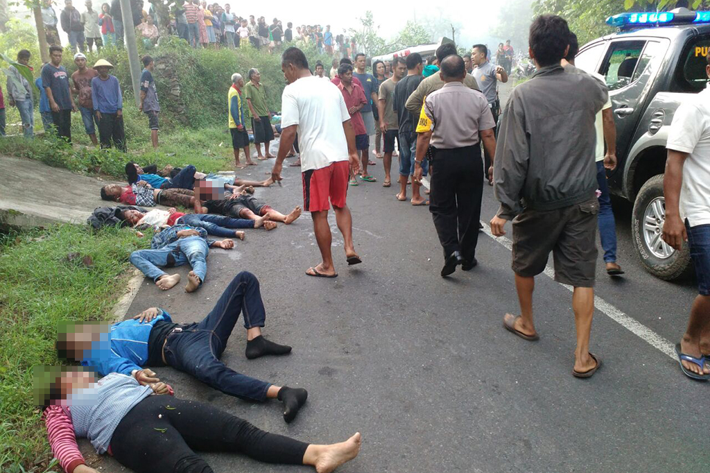 Sebanyak tiga orang meninggal seketika di tempat kejadian perkara. Sementara korban luka telah diantarkan ke sejumlah rumah sakit untuk mendapatkan pertolongan medis.