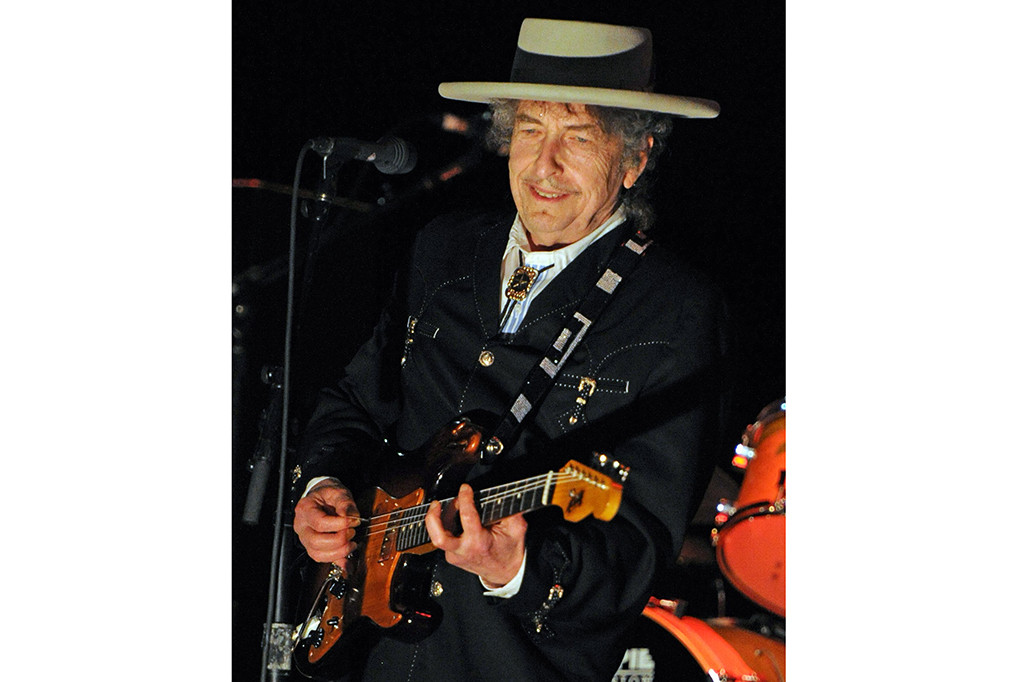 Setelah melalui proses kurang lebih selama 5 bulan, penyanyi sekaligus penulis lagu Bob Dylan akhirnya menerima Hadiah Nobel Sastra 2016. AFP/Torsten Blackwood