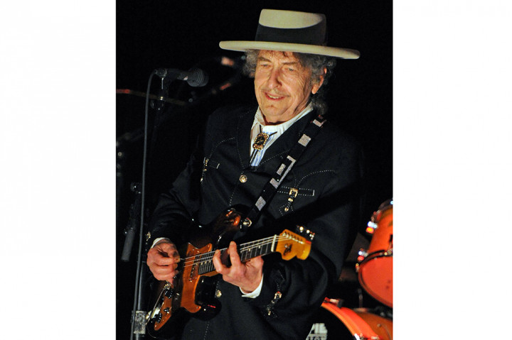 Setelah melalui proses kurang lebih selama 5 bulan, penyanyi sekaligus penulis lagu Bob Dylan akhirnya menerima Hadiah Nobel Sastra 2016. AFP/Torsten Blackwood