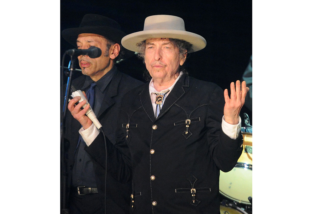 Keputusan Academy memberikan hadiah pada sang musisi menuai perdebatan. Dylan sempat tidak merespons penghargaan tersebut selama berminggu-minggu sehingga menimbulkan tanda tanya di kalangan The Swedish Academy hingga dicap tak sopan. AFP/Torsten Blackwood