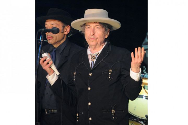 Keputusan Academy memberikan hadiah pada sang musisi menuai perdebatan. Dylan sempat tidak merespons penghargaan tersebut selama berminggu-minggu sehingga menimbulkan tanda tanya di kalangan The Swedish Academy hingga dicap tak sopan. AFP/Torsten Blackwood