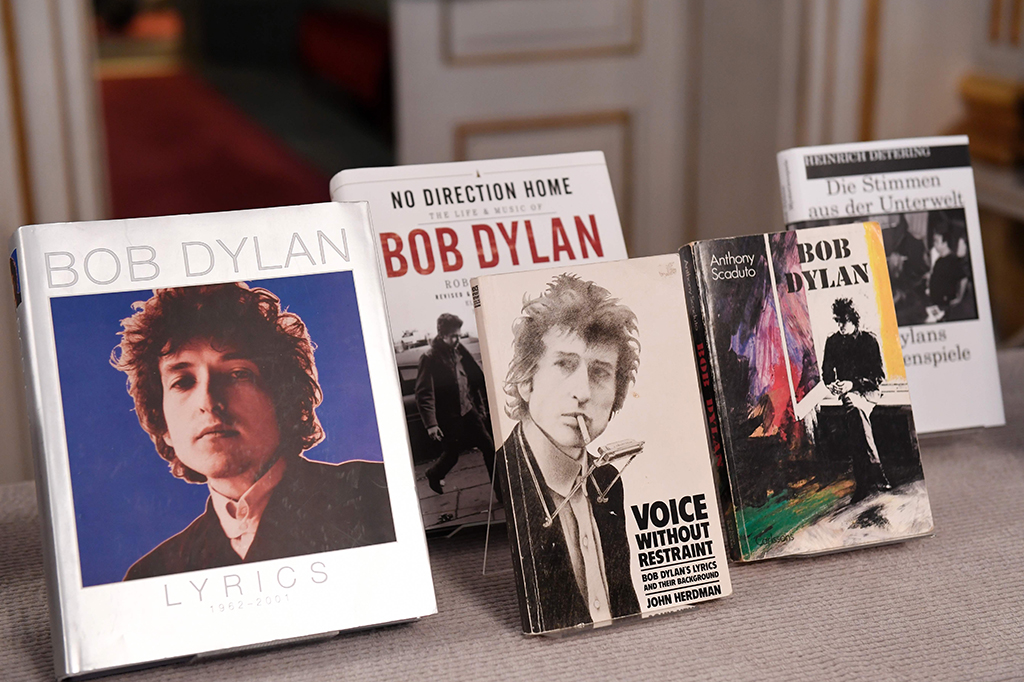 Dipilihnya Bob Dylan, penyanyi yang sudah mengkoleksi 38 album studio dari tahun 1962 sampai 2017, karena dianggap telah menciptakan ekspresi puitis yang baru dalam tradisi lagu-lagu di Amerika.  AFP/Jonathan Nackstrand