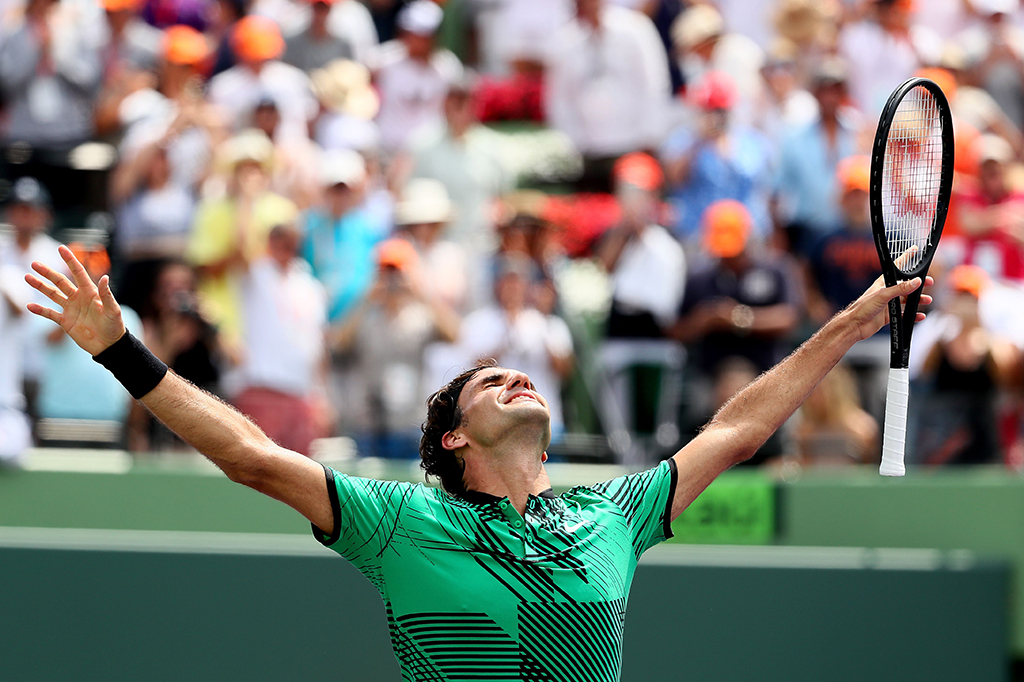 Unggulan keempat Roger Federer melakukan selebrasi usai mengalahkan rival terbesarnya Rafael Nadal di final Miami Open, Senin (3/4/2017) dini hari WIB. 