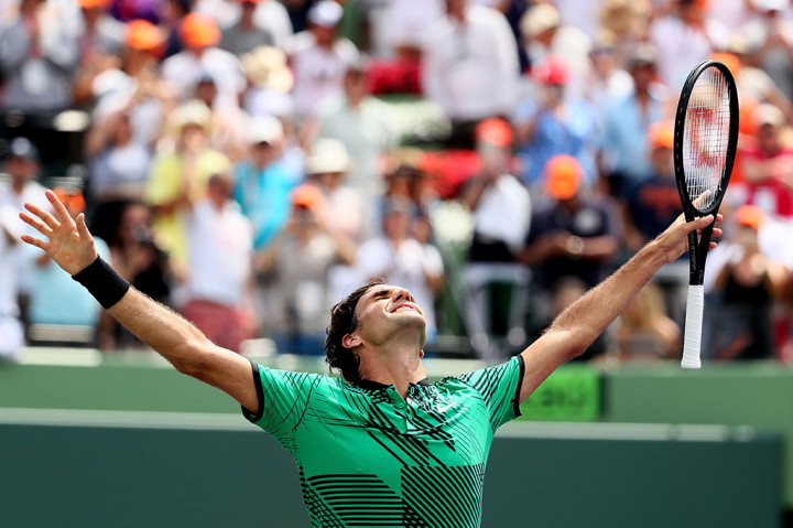 Unggulan keempat Roger Federer melakukan selebrasi usai mengalahkan rival terbesarnya Rafael Nadal di final Miami Open, Senin (3/4/2017) dini hari WIB. 
