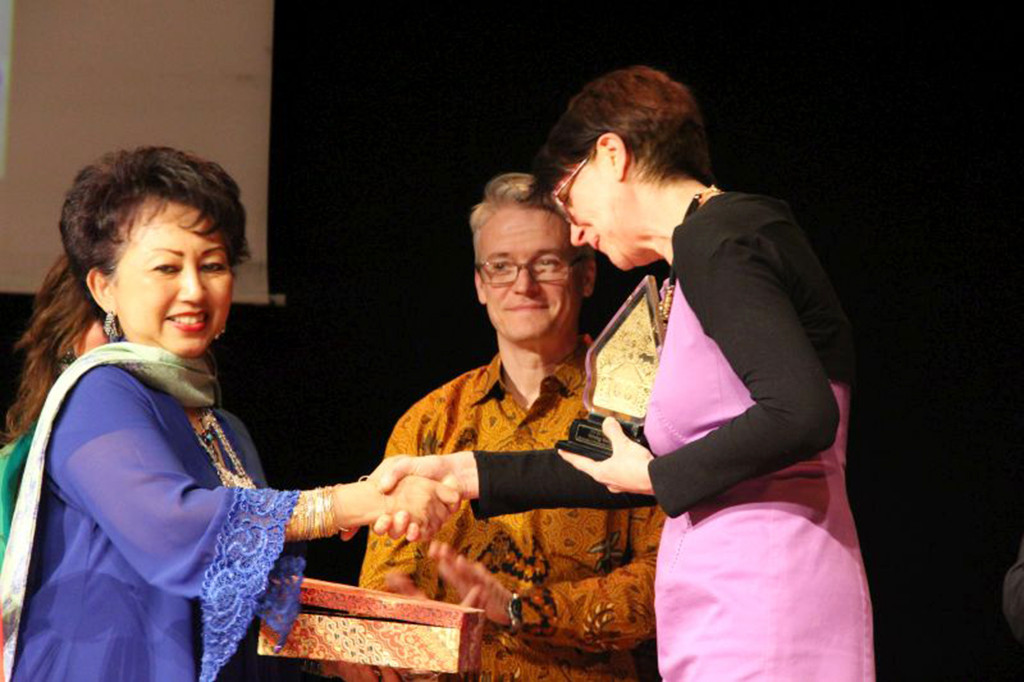 Duta Besar Indonesia untuk Hongaria Wening Esthyprobo (kiri) membuka pameran seni Art Kalamakara di Miscolc, Hongaria, Minggu (2/4/2017).