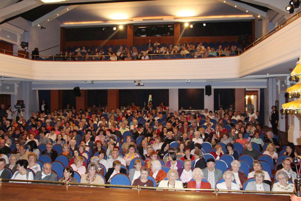 Ratusan warga Hongaria antusias menyaksikan kebudayaan Indonesia.  Sekitar 500 pengunjung menghadiri pembukaan Art Kalamakara.