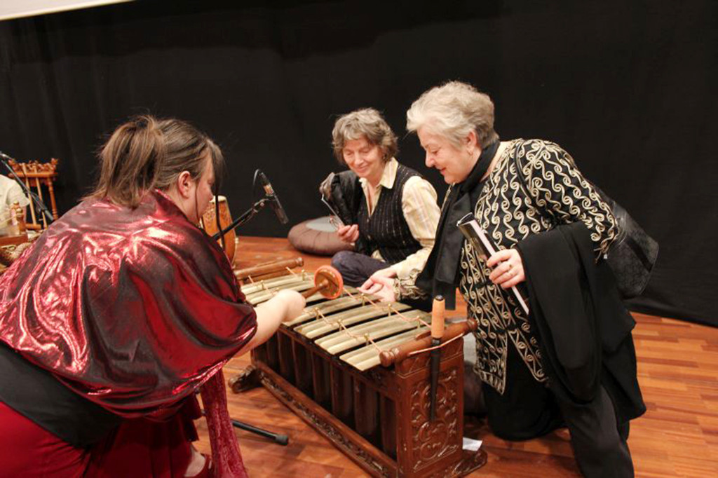 Tamu mencoba alat musik tradisional Indonesia.