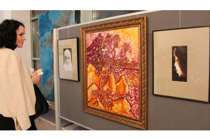 Pengunjung melihat pameran lukisan di Art Kalamakara.