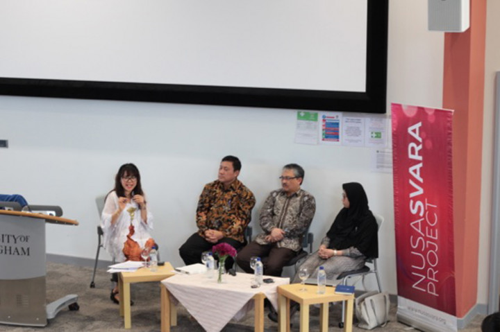 Program yang digelar di University of Birmingham tersebut diawali dengan Academic Talk dengan tiga pembicara, yaitu Prof Dr Endang Aminudin Aziz, MA PhD dari Atase Pendidikan dan Kebudayaan KBRI London, Dr Nunung Nurul Hidayah selaku dosen Islamic Finance and Accounting Aston Business School, dan Endy Dwi Tjahjono selaku kepala perwakilan Bank Indonesia di London.