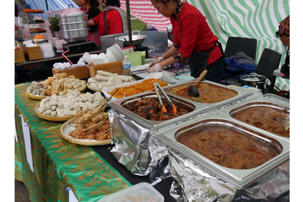 Indonesia Showcase dari Divisi Sosial Masyarakat PPI-MIB menyuguhkan belasan vendor panganan Indonesia. Mulai dari makanan berat, seperti nasi padang, bakso malang, sate ayam, soto mie bogor, nasi campur bali, gudeg, pempek. 