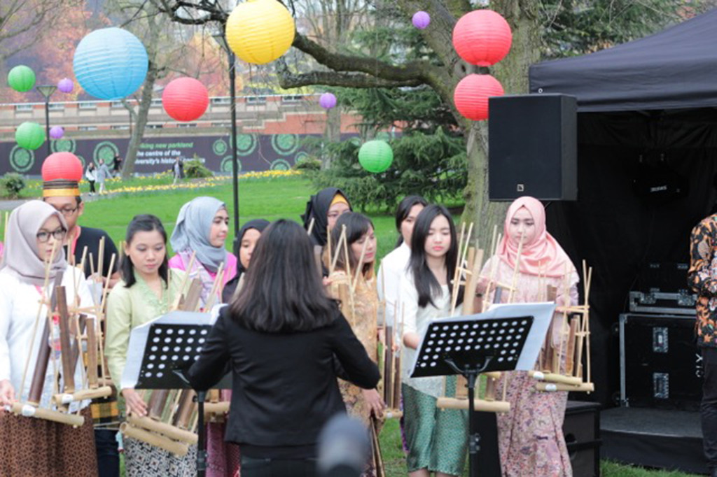 Sejumlah pelajar Indonesia memainkan angklung di Nusasvara Project 2017.