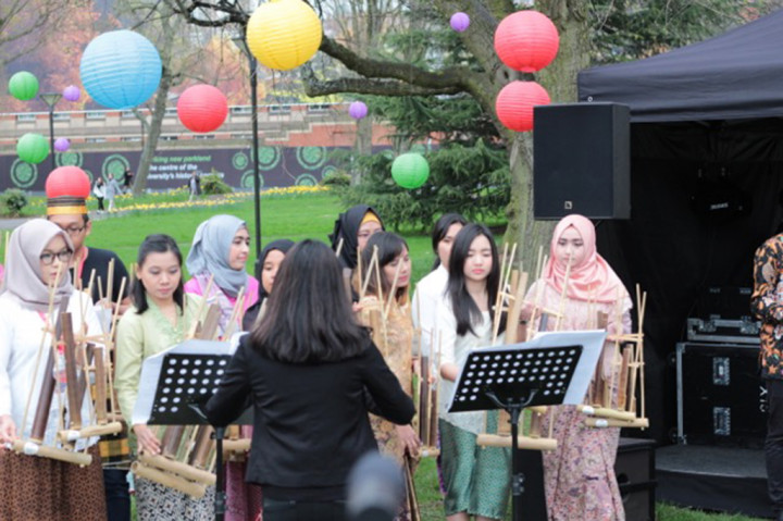 Sejumlah pelajar Indonesia memainkan angklung di Nusasvara Project 2017.
