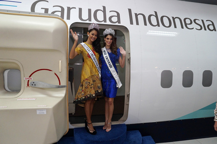 Miss Universe 2017 Irish Mittenaere (kanan) dan Puteri Indonesia 2017 Bunga Jelitha Ibrani berpose saat mengunjungi Garuda Indonesia Training Centre, Jakarta.