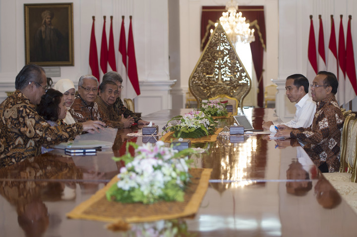 Presiden Joko Widodo (kedua kanan) didampingi Mensesneg Pratikno (kanan) menerima jajaran Pansel Hakim MK di Istana Merdeka, Jakarta.