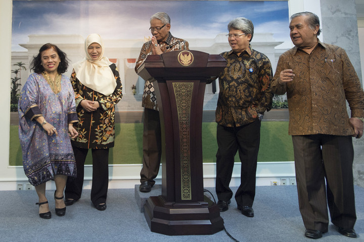 Pada kesempatan itu, Pansel Hakim MK yang dipimpin mantan Hakim MK, Harjono (tengah) menyerahkan tiga nama kandidat calon hakim MK kepada Presiden Jokowi. Ketiga nama itu adalah Saldi Isra, Bernard L Tanya, dan Wicipto Setiadi.