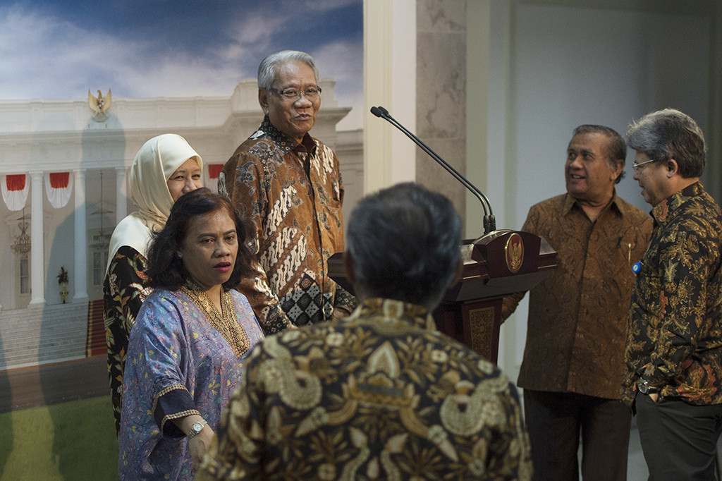 Ketua Pansel Hakim MK Harjono (tengah) berbincang dengan anggota Pansel Ningrum Natasya Sirait (kiri), Sukma Violetta (kedua kiri), Maruarar Siahaan (kedua kanan), dan Todung Mulya Lubis usai bertemu presiden. Dari ketiga nama calon hakim MK, Presiden akan memilih satu nama yang nantinya ditetapkan sebagai hakim MK.