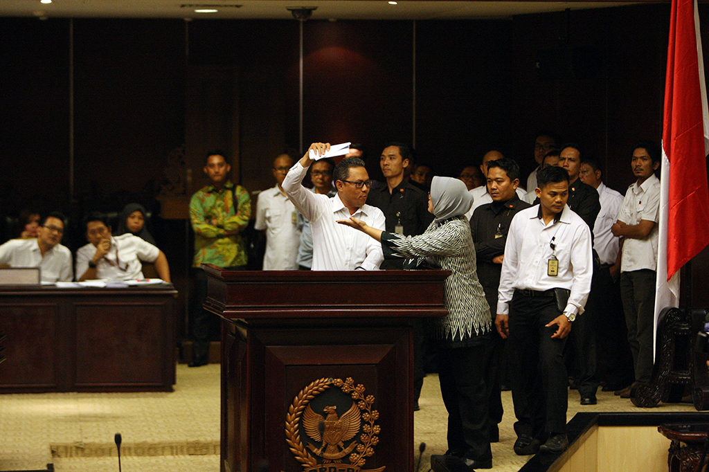 Kemudian, Nawardi pun maju ke tempat pimpinan sidang.