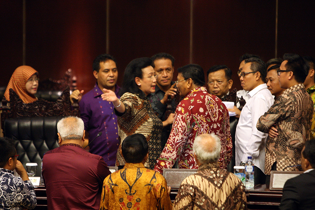 Perdebatan pun terjadi hingga adu mulut antara pimpinan sidang yaitu Farouq Ahmad, GKR Hemas dan sejumlah anggota DPD lain.