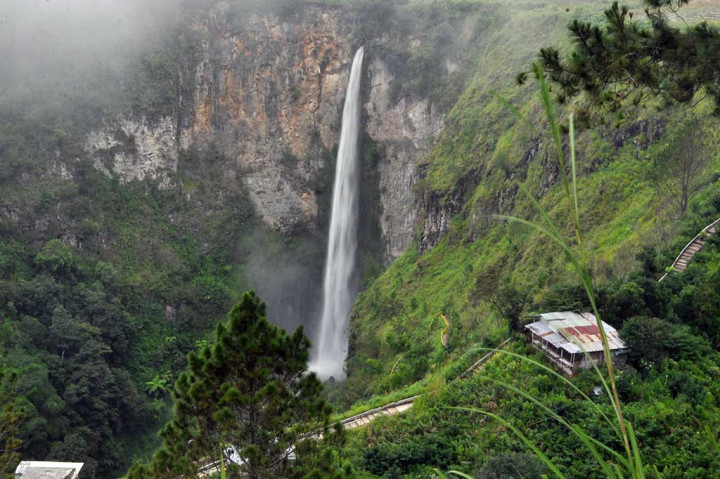 Panorama air terjun Sipiso-Piso di Desa Tongging, Merek, Kabupaten Karo, Sumatera Utara, Selasa (3/4/2017). 