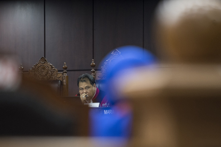 Ketua Majelis Hakim Konstitusi Arief Hidayat mendengarkan pembacaan putusan atas perkara gugatan hasil Pilkada Serentak 2017 Provinsi Aceh di Mahkamah Konstitusi, Jakarta, Selasa (4/4/2017).