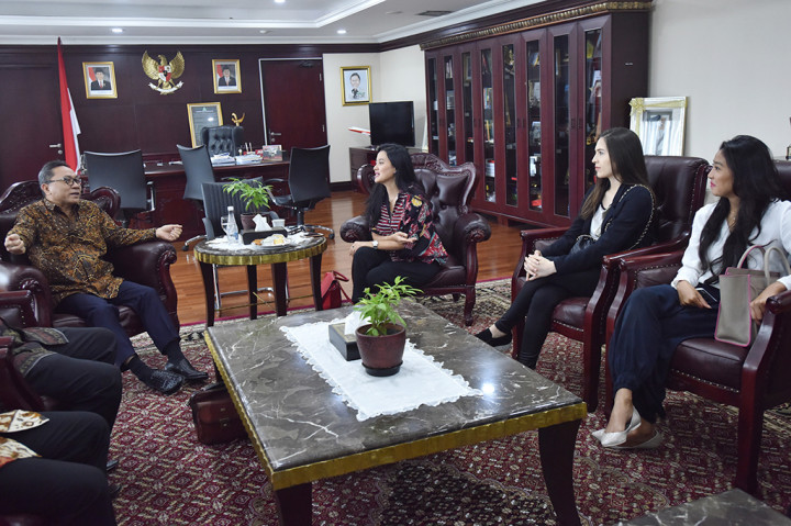 Ketua MPR Zulkifli Hasan (kiri) menerima pengurus Persatuan Artis Film Indonesia (PARFI) 56 di Kompleks Parlemen Senayan, Jakarta, Selasa (4/4/2017). 