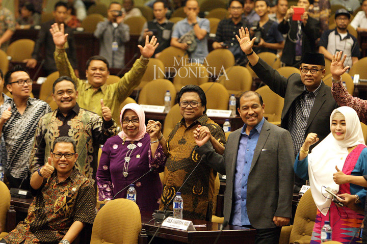 Ketua DPD RI terpilih Oesma Sapta Odang (tengah) bersama Wakil Ketua DPD RI terpilih Nono Sampono dan Darmayanti Lubis usai penetapan pimpinan baru DPD di Kompleks Parlemen, Senayan, Jakarta, Selasa (4/4/2017) dini hari.