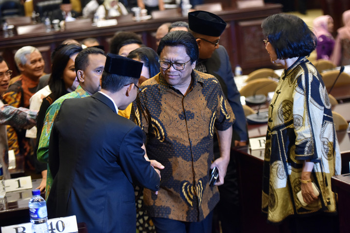 Ketua DPD terpilih Oesman Sapta Odang (tengah) mendapat ucapan selamat dari anggota DPD.
